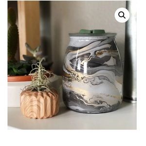 Moon over Jupiter scentsy full size warmer. New in box